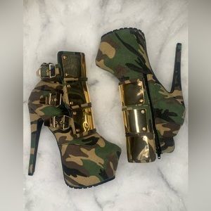 Camo Boots w gold accent. Definitely a show stopper‼️